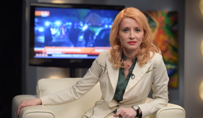 Sursă foto: cinemagia; Actrița Rodica Lazăr, cunoscută și din filmul „Amen”, în regia lui Costa-Gavras, joacă rolul de prezentatoare a unui show TV de investigaţii, a cărei viață ia o turnură dramatică