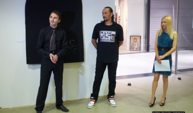 Sursa foto: www.101stiri.ro-Daniel TITIRICĂ   Promoterul evenimentului, Zetu Harry, alături de artistul plastic Adrian Raceanu și curatorul expoziției, Șeila Rațiu