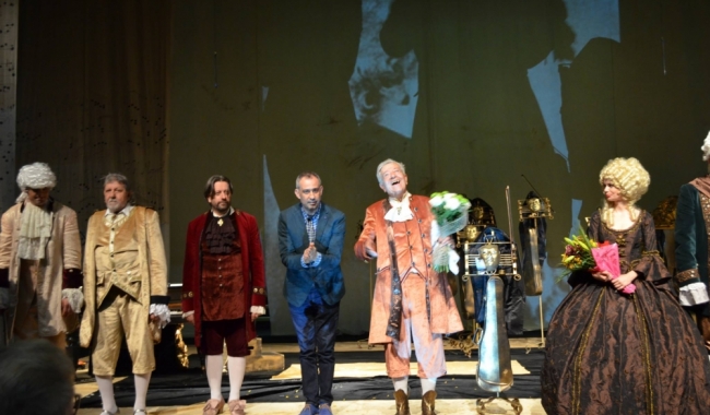 „Amadeus” este un spectacol - confesiune, plin de umor și dramatism, învăluit de muzica sublimă a lui Wolgang Amadeus Mozart