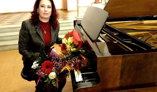 Sursa foto: Facebook  Apreciata pianistă lect. univ. dr. Andreea Bratu este coordonatoare a evenimentului artistic, alături de asist. univ. dr. Mirela Voicu