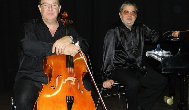 Sursa foto: jungfrauzeitung.ch  Festivalul este condus de celebrul violoncelist Anton Niculescu (stânga)