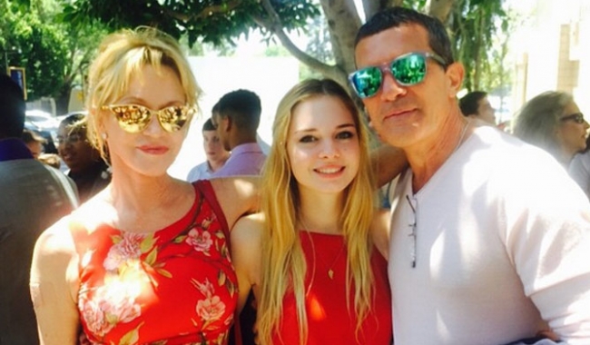 Sursa foto: hellomagazine.com  Celebrii actori Antonio Banderas și Melanie Griffith s-au reîntâlnit atunci când fiica lor, Stella, a absolvit studiile medii