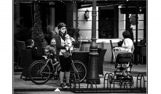 Sursa foto: Narcis Babu  Grupul de Artă Fotografică Alexe Bebe Pitei  „Spectacolul străzii”