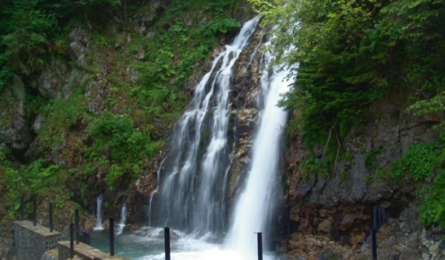 Sursa foto: romania-redescoperită.ro/ Cascada Urlătoarea