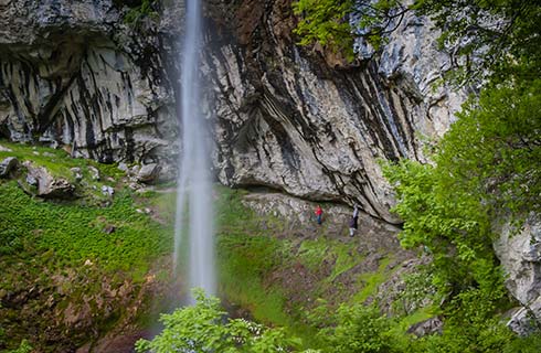 Sursa foto: ghiduri-turistice.info/ Cascada Vânturătoarea