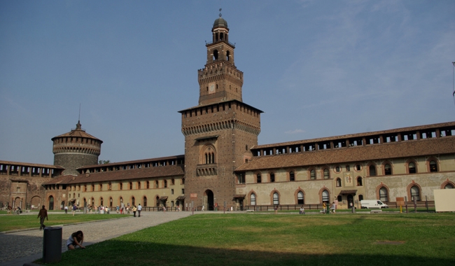 Sursa foto: thecitybreak.ro  Castelul Sforzesco este un edificiu din secolul al XV-lea, pe care Umberto Eco îl vedea de la fereastra casei sale