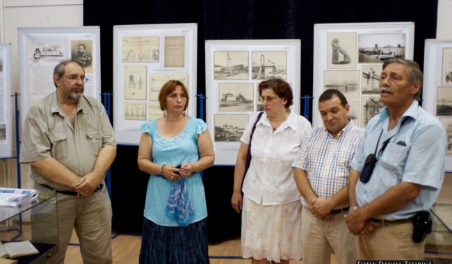 Sursa foto: www.101stiri.ro Arhitectul Radu Cornescu, muzeograful Lavinia Dumitrașcu, directorul interimar al Bibliotecii Județene, Corina Apostoleanu, șeful Serviciului Judeţean al Arhivelor Naţionale, Virgil Coman, directorul MINAC, Gabriel Custurea