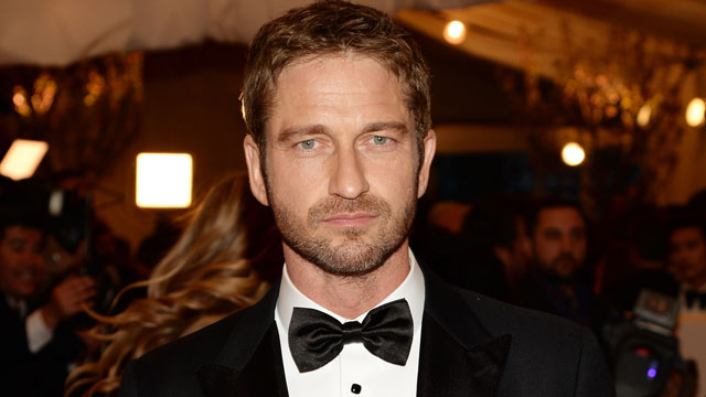 Sursa foto: .etonline.com  Un alt actor celebru, Gerard Butler, fascinat și el de România, la un moment dat, și mai ales de o... româncă, Mădălina Ghenea,  este invitat la nunta lui Costas Mandylor