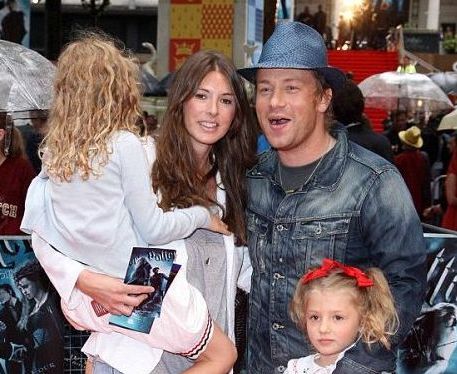 Sursa foto: dailymail.co.uk  Celebrul bucătar Jamie Oliver, alături de soția sa,Jools și doi dintre copiii săi