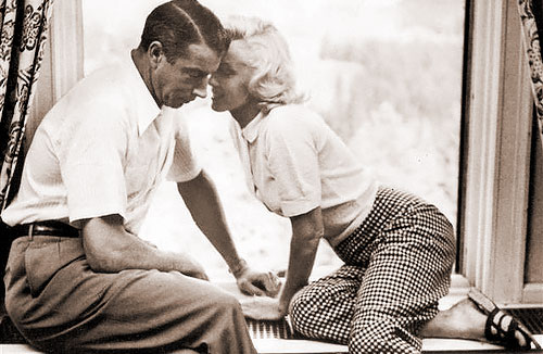 Sursa foto: tumblr.com Diva Hollywood-ului, Marilyn Monroe și fostul soț, Joe Di Maggio, o legendă a baseball-ului