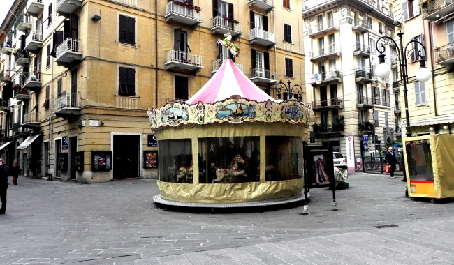 Sursa  foto: www.101stiri.ro-Brîndușa Dan „Merry Go Round On Street”