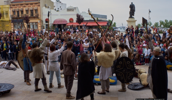 Sursa foto: www.101stiri.ro/ Daniel TITIRICĂ/ Centrul vechi al Constanței a devenit, sâmbătă, o adevărată... arenă de luptă