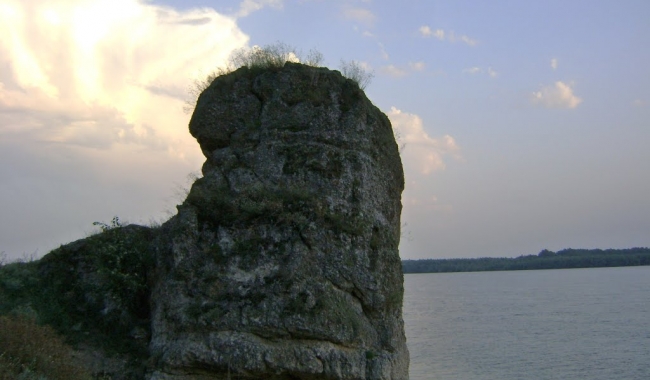 Sursa foto: panoramio.com  O veche legendă spune că „Piatra cu capac” ar fi fost masa împăratului Traian, când a venit cu armatele împotriva legiunilor romane, în iarna anului 102 p. Chr