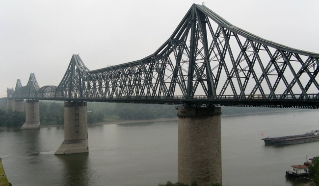 Sursa foto: rrodia.blogspot.com Podul de la Cernavodă, proiectat și construit de Anghel Saligny, a fost inaugurat în 1895, fiind, la acea vreme, cel mai lung pod din Europa.