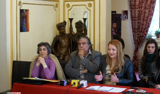 Sursa foto: www.101stiri.ro-Daniel TITIRICĂ Consultantul artistic al teatrului, Anaid Tavitian, actorul și regizorul Liviu Manolache și directorul general al TSC, Dana Dumitrescu