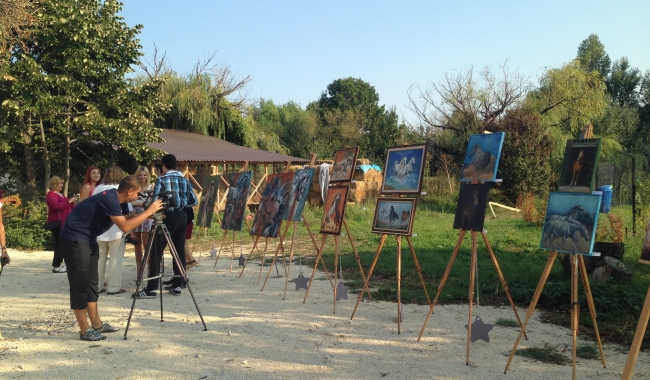 Sursa foto: www.101stiri.ro  Vernisajul expoziției „Spirit cabalin”, de la Arena Eqcvestria din Constanța, a fost o surpriză plăcută pentru public și criticii de artă, deopotrivă, atât prin alegerea tematicii, cât și a locației