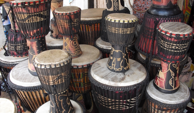 Sursa foto: commons.wikimedia.org/ Djembe este un instrument de percuție tradițional african al cărui nume se traduce: „toată lumea se adună în pace