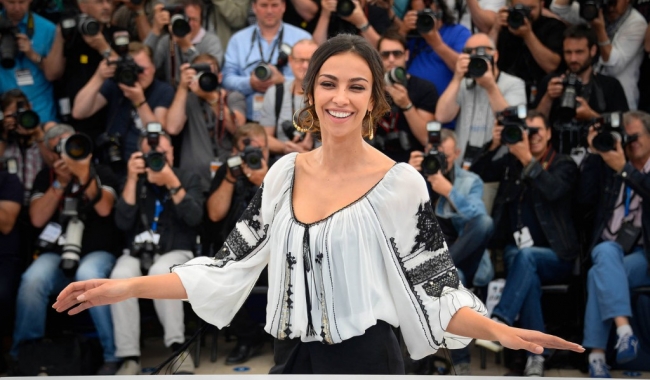 Sursa foto: vibefm.ro  Actrița și fotomodelul Mădălina Ghenea  a făcut furori, recent, la Cannes, îmbrăcată într-o ie românească