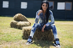 Adelina Pestrițu, sexy și provocatoare în colecția de jeans Foggi