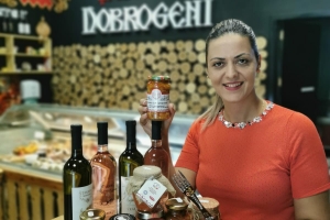 HAIDEȚI LA DEGUSTARE DE ZACUSCĂ: O EXPERIENȚĂ DELICIOASĂ ÎN MAGAZINELE 